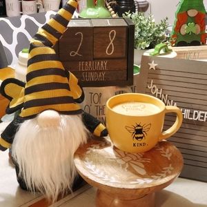 🐝 Kind yellow mug candle